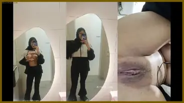 Cewek Jilbab Kacamata Penurut Pap Colmek Di WC Umum