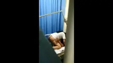 Gadis Cantik Pasrah Goyang Atas Di Kasur Crot